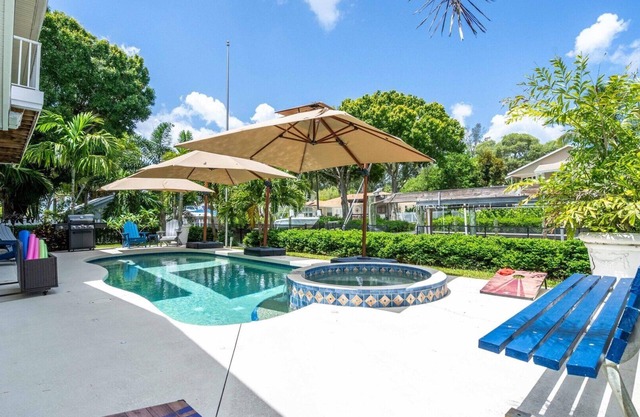 Waterfront home, boat dock, ocean access, HOT TUB