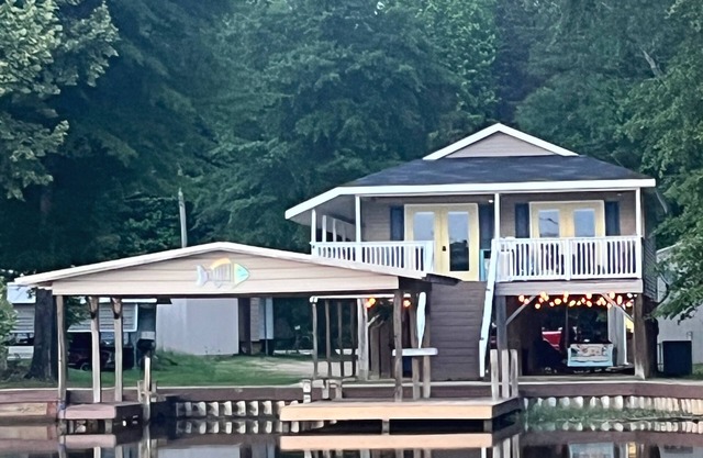 Waterfront home/boat dock w/sunset views on the Tenn Tombigbee Waterway.