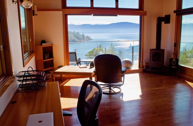 WATERFRONT HOME, ELEVATOR, HIGH VIEWS, HUGE DOCK: SUNSHINE COAST NEAR VANCOUVER