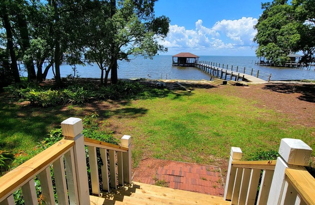 Waterfront home on Mobile Bay w/pier for watching sunsets, swimming/fishing.nn