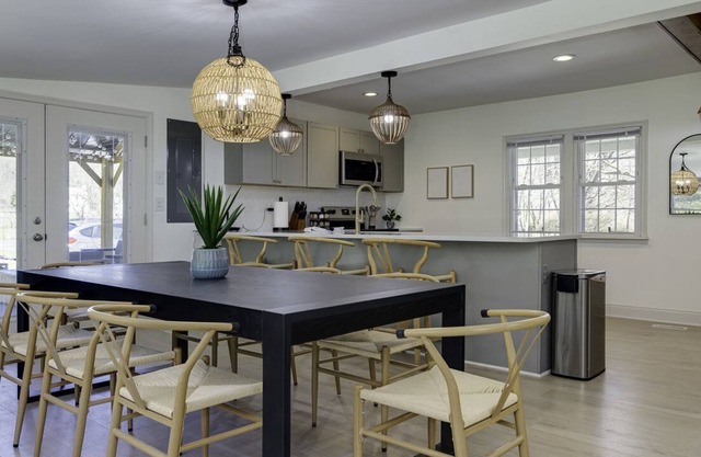 Waterfront home on Park-like setting, Seven Bends State Park, Hot Tub, Fire Pit, Basketball