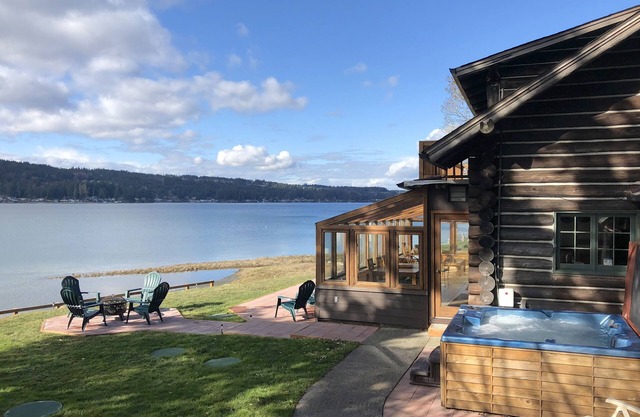 Waterfront Home, Solarium & Hot Tub, Kayaks, Close to Seattle and Olympic Mtns