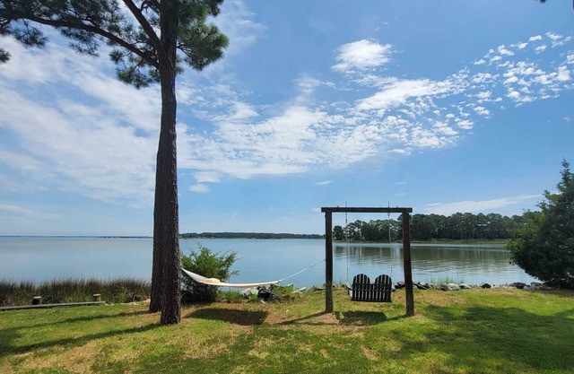 WATERFRONT! *HOT TUB* 3 bedroom Oasis on 2+ acres - Sleeps 8
