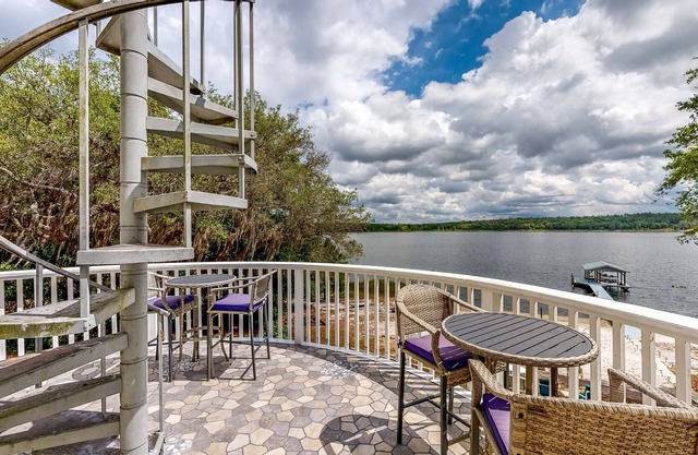 Waterfront, Hot Tub, Arcade Room, Firepit, Dogs ok