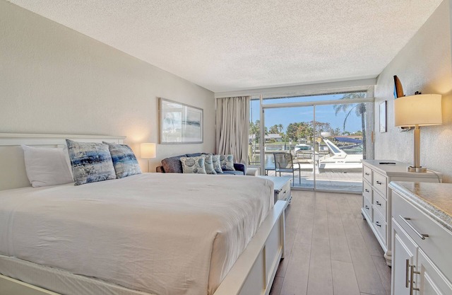Waterfront Hotel Room, Huge Pool, Tiki Bar, Close to Beaches & Great Food!
