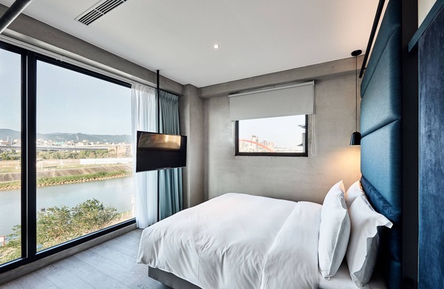 Waterfront Hotel