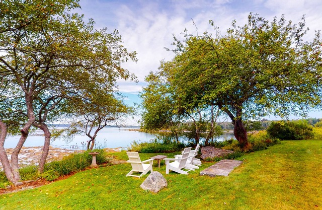 Waterfront house steps from the water with amazing views - dog-friendly