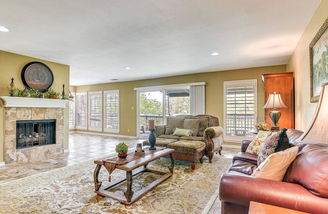 Waterfront Houston Home: 1 Mi to Space Center!