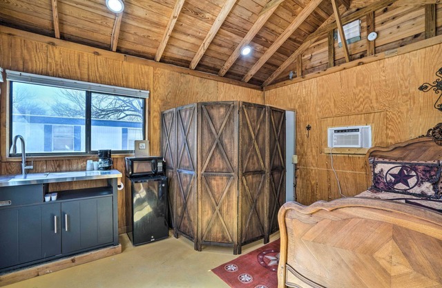 Waterfront Lake Dunlap Studio Cabin w/Dock