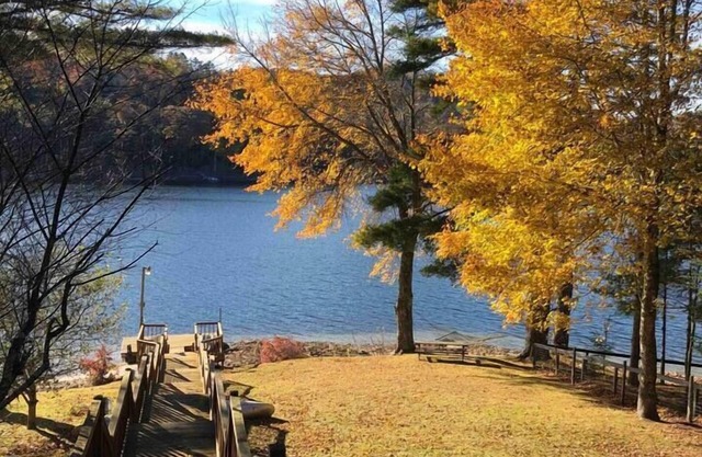 Waterfront Lake Glenville Log Cabin Home. Minutes from hiking and Cashiers, NC
