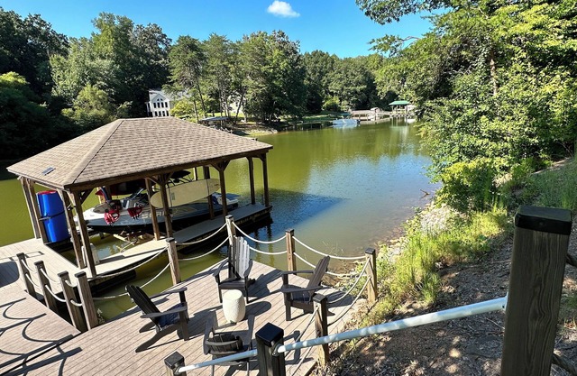 Waterfront Lake Norman - Sleeps 10, Hot Tub, 2kayaks, pedal boat, paddle board