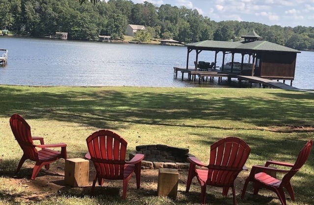 Waterfront Lake Retreat with Live TV for all the SPORTS!