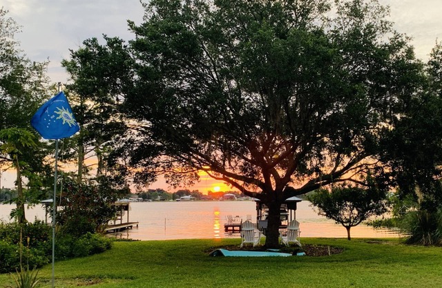 Waterfront Lakehouse, Private Dock, Tiki Bar, Playground, Near Legoland | Lake Idylwild Delight