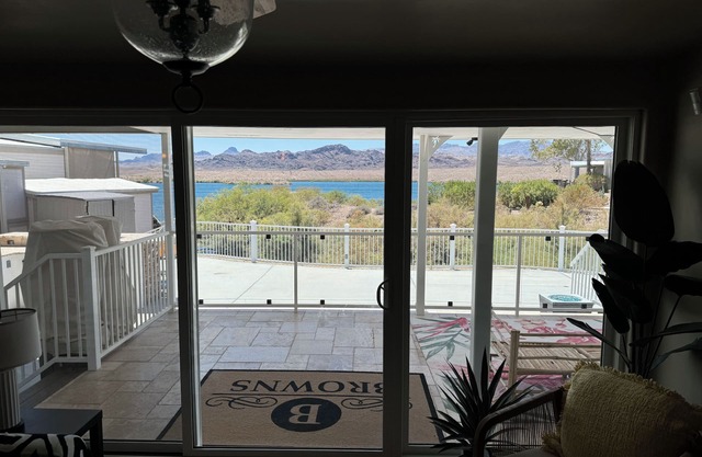 WATERFRONT LOCATION IN SAMS BEACH COMBER ESTATES !