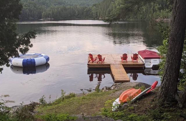 Waterfront Log Cottage with Hot Tub and Sauna