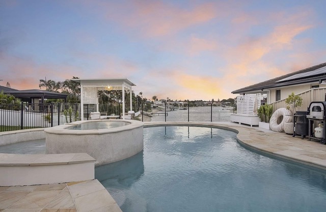 Waterfront Luxury 5Brs house with 3 pools near Surf Paradise/heated water