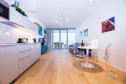 Waterfront Luxury, 1BR, FREE Parking, AC, NETFLIX & WIFI By Tilo Lux