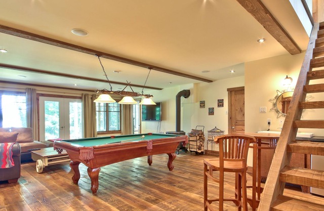 Waterfront Luxury Cottage with 5 Bedrooms and Inground Spa