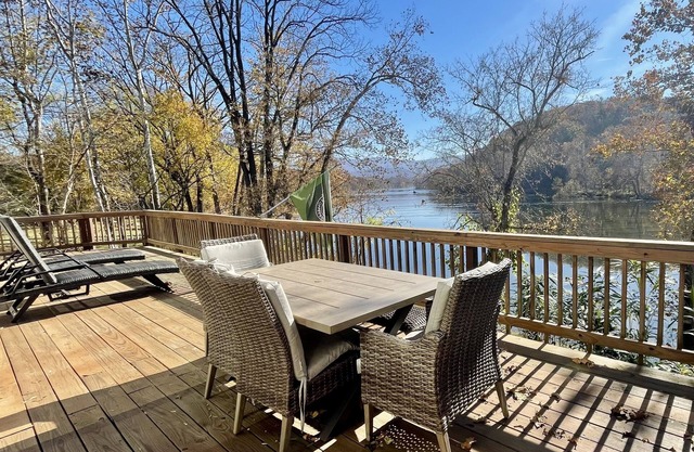 Waterfront, Luxury Panoramic View, Fast Wi-Fi, Private River Access Steps Away!