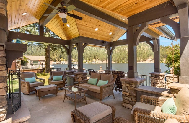 Waterfront Luxury Tiny Home w/private dock on Deer Lake