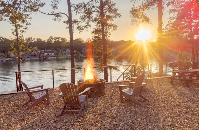 Waterfront Luxury Tiny Home 360 North on Wilson Lake Close to Robert Trent Jones
