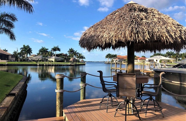Waterfront Luxury Villa * South Facing * Pool * Jacuzzi * WiFi * Tiki Hut*
