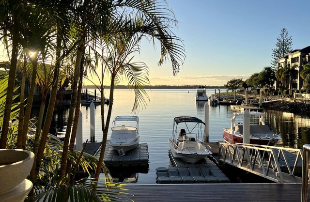 Waterfront Oasis in Runaway Bay with FREE WIFI - CoastHM