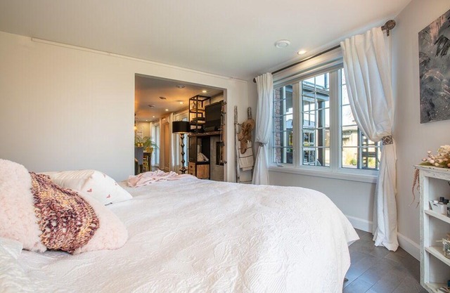 Waterfront Oasis: Luxury Retreat Between Ottawa and Montrealnn