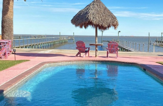 Waterfront Oasis with private pool, Hot tub and 200 ft. Lighted fishing pier