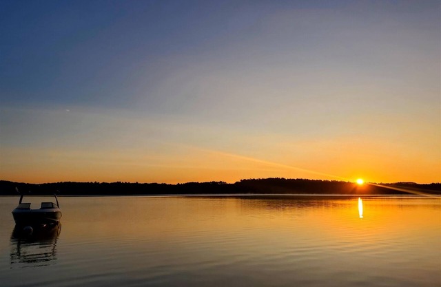 WATERFRONT ON BRANDY POND! SLEEPS 20!