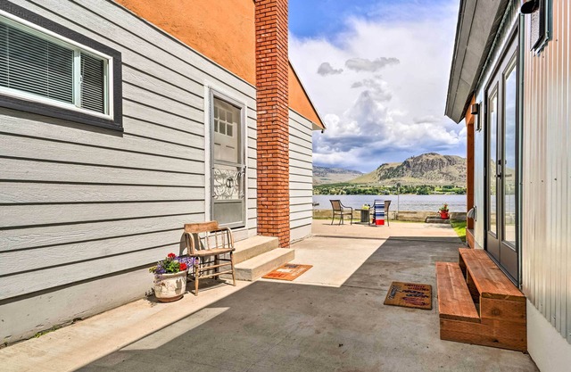 Waterfront Osoyoos Lake Cottage w/Beach & Patio!