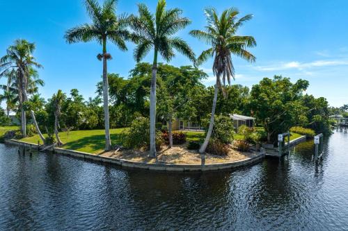 Waterfront! Oversize Corner Yard, Dock w/lift, Hot Tub & Pool - Villa Tropical Calusa - Roelens