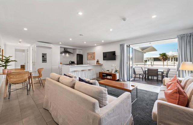 Waterfront Paihia Apartment with Pool.