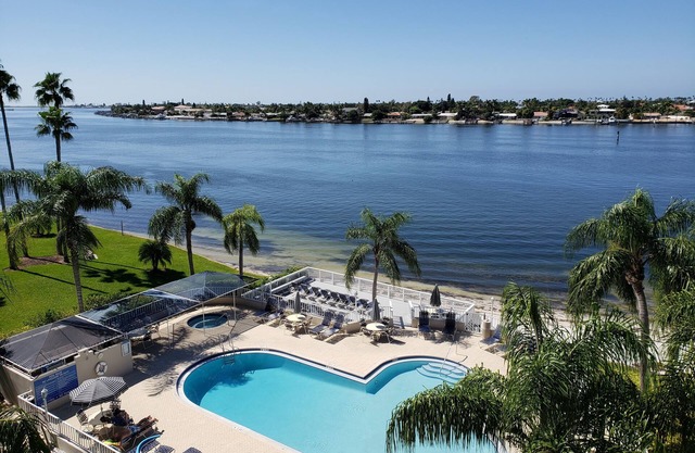Waterfront penthouse in paradise, beautiful views, completely remodeled