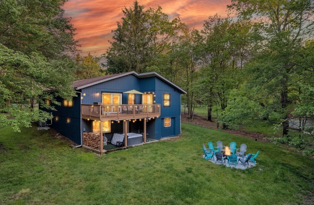 Waterfront Poconos | Hot Tub, Games & Dog-Friendly