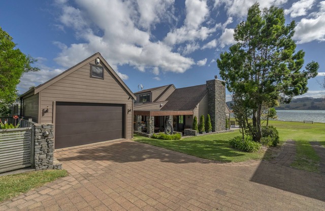 Waterfront property - House plus guest house
