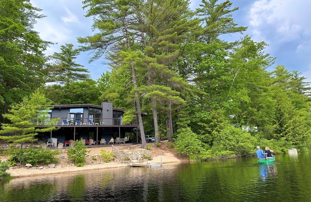 Waterfront property with hot tub near North Conway
