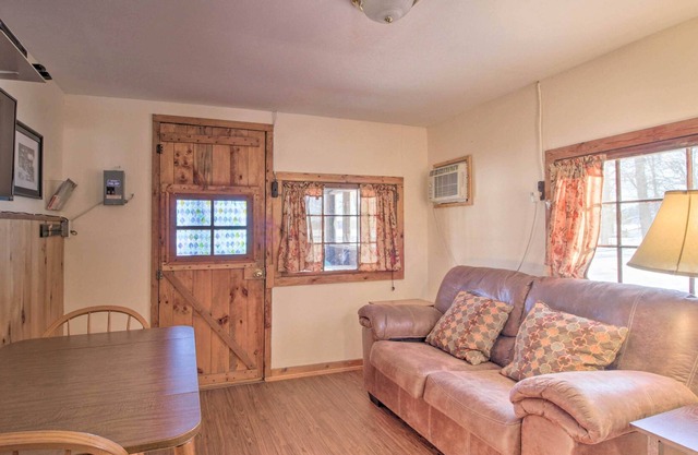 Waterfront Resort Cabin on Twin Lakes!