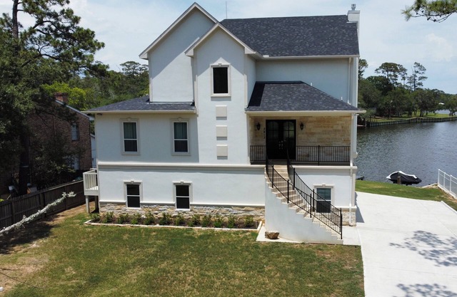 Waterfront Retreat Getaway with Gameroom Firepit Fishing Kayaks