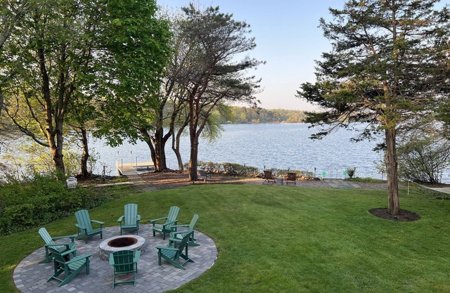 Waterfront retreat on Wequaquet Lake. Kayaks included and close to Town/Beaches