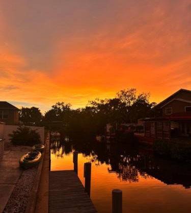 Waterfront retreat with kayaks, walk to the beach