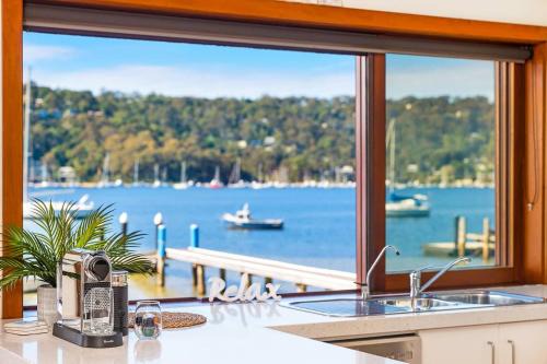 Waterfront Scotland Island Holiday Home - Family & Pet Friendly - 3 Bedrooms - Wifi - Netflix - Private Jetty