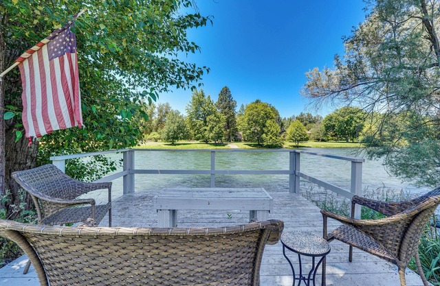 Waterfront Shady Cove Home w/Fishing Deck!