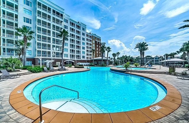 Waterfront Snowbird retreat with private balcony & pool - near the beach