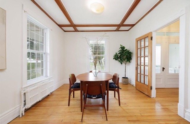 Waterfront Spacious 4-bedroom house with WiFi and AC in gorgeous Pointe-Claire