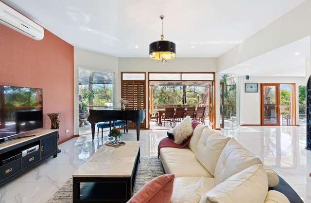 Waterfront Stunner, Huge 5 bed, Theme Parks, Pool, BBQ