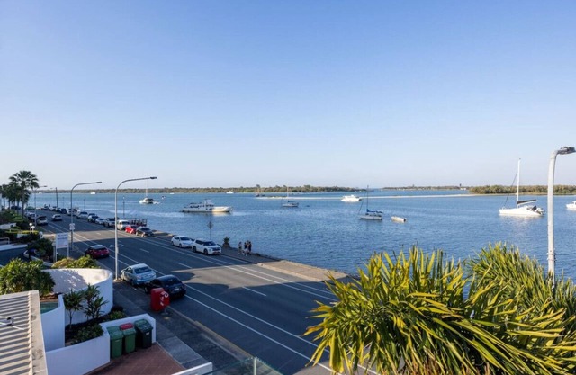 WaterFront Stunning Antique 4Rms/7Beds HolidayHome