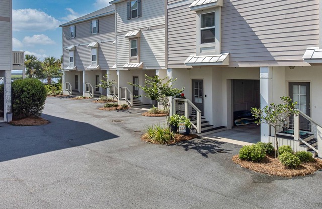 Waterfront Townhome 10 minutes to St. Simons