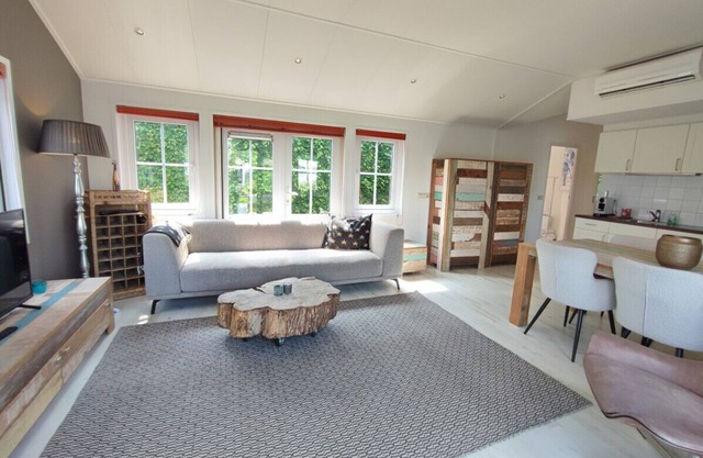 Waterfront tranquility and comfort. Free parking.