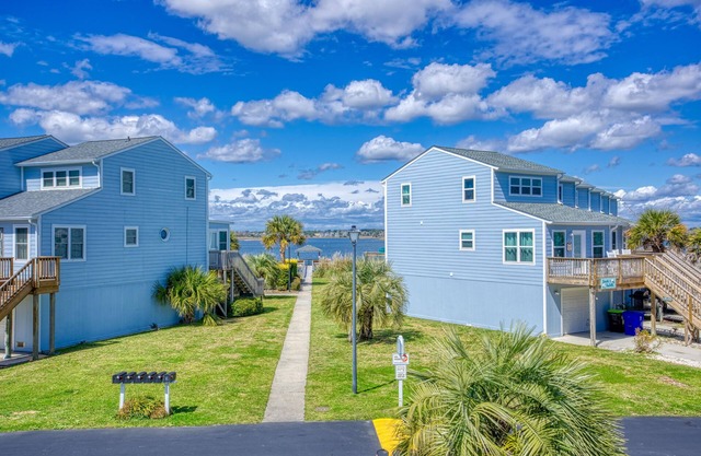 Waterfront duplex with sound views, community pool, deck, washer/dryer, AC